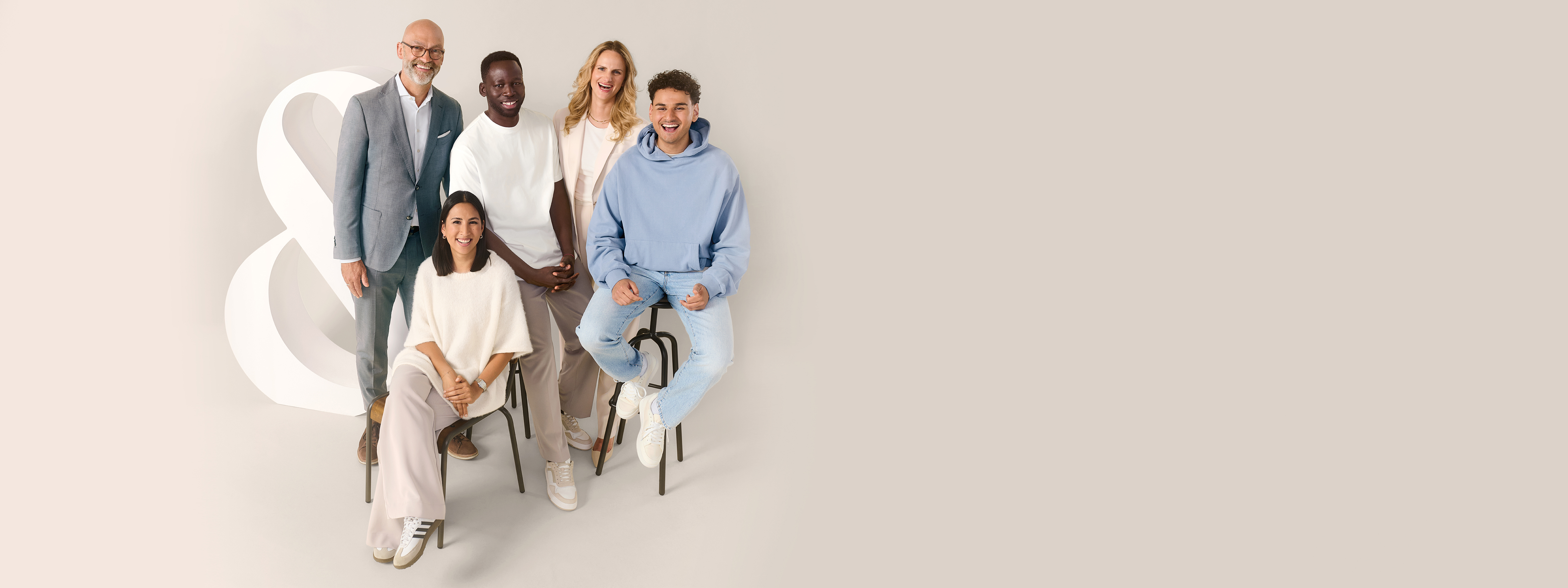 diverse-mitarbeiter-machen-bei-peek-und-cloppenburg-karriere-und-lachen-in-die kamera